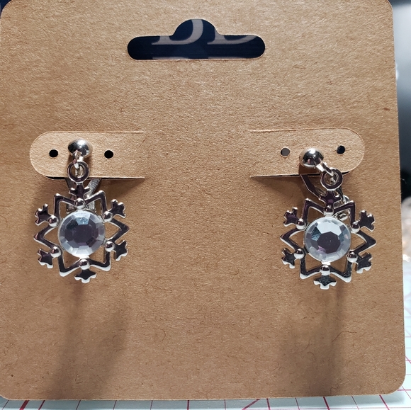 Clip-on Snowflake Earrings - Picture 2 of 3